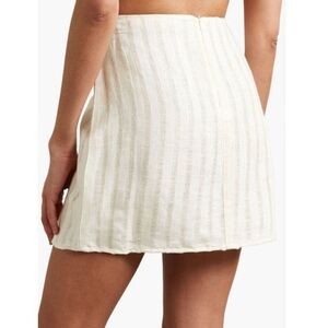 100% Linen.
Savannah Morrow  Dylan mini skirt in size small